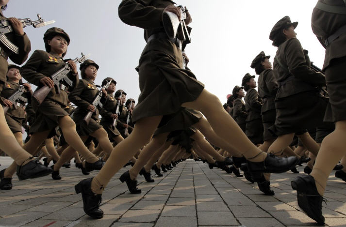 north korean women soldiers. Female North Korean soldiers